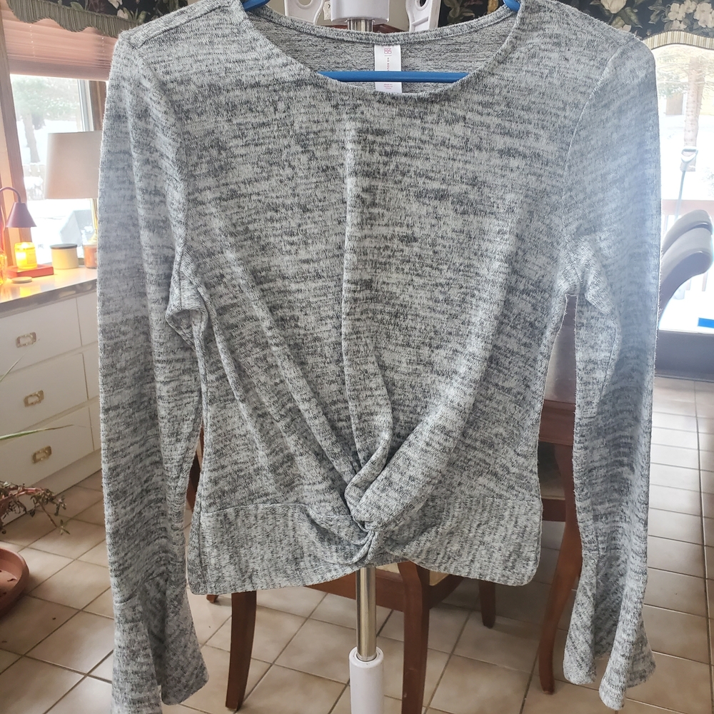 No Boundaries Heather Gray Twist Front Long Sleeve Tee
